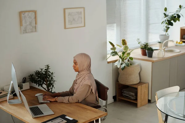 Ernsthafte Muslimische Managerin Hidschab Sitzt Schreibtisch Vor Dem Bildschirm Des — Stockfoto