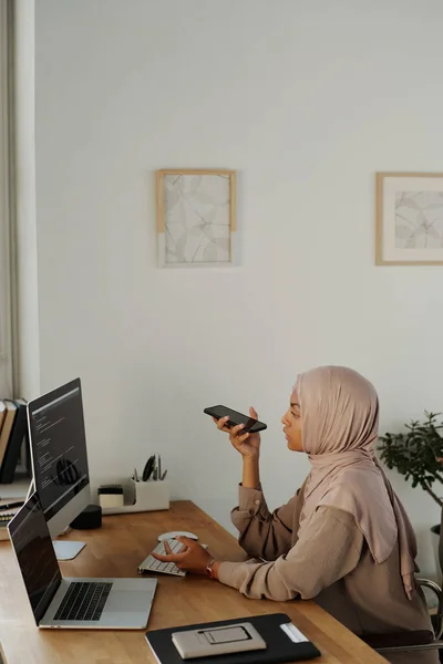 Joven Empresaria Hijab Grabando Buzón Voz Teléfono Inteligente Mientras Está —  Fotos de Stock