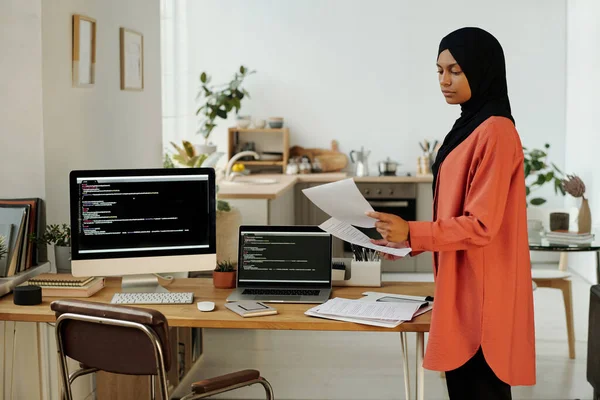 Jonge Moslim Vrouwelijke Programmeur Accountant Kijkend Door Papieren Terwijl Hij — Stockfoto
