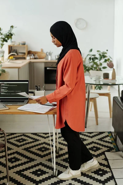 Vista Lateral Jovem Mulher Negócios Muçulmana Hijab Casualwear Olhando Através — Fotografia de Stock