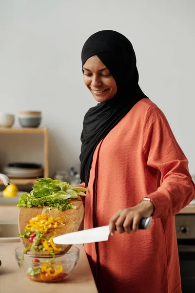 Bıçak Tahta Tahtayla Gülümseyen Genç Müslüman Kadın Mutfakta Salata Pişirirken — Stok fotoğraf