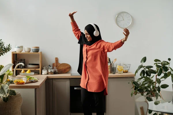Ung Glad Muslimsk Kvinna Hijab Och Hörlurar Dansar Köket Framför — Stockfoto