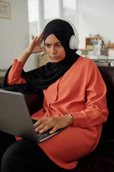 Jong Moslim Vrouw Kantoor Werknemer Hoofdtelefoon Kijken Online Video Laptop — Stockfoto
