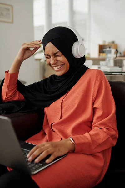 Young Laughing Woman Hijab Headphones Watching Situation Comedy Laptop Screen — Stock Photo, Image