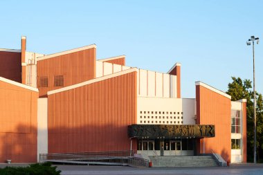 Şehir merkezinde bulunan merdiven, tırabzan ve modern mimarinin kapısı ya da ikametgahı ile ön cephe