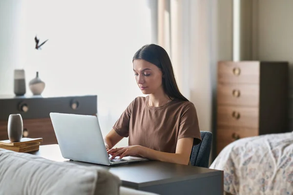 Ung Allvarlig Brunett Affärskvinna Shirt Nätverk Vid Skrivbordet Framför Laptop — Stockfoto