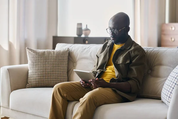 Jonge Afro Amerikaanse Mannelijke Freelancer Met Tablet Zittend Zachte Comfortabele — Stockfoto