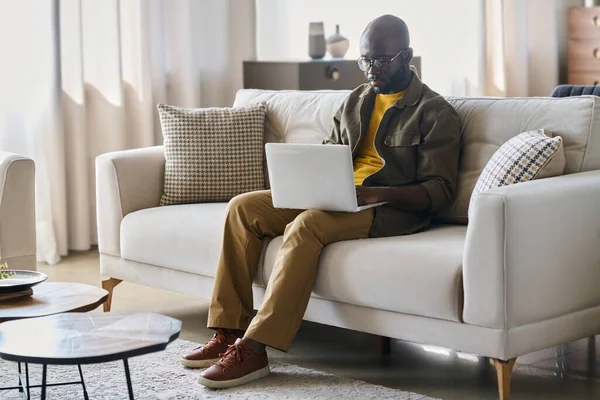 Jonge Afro Amerikaanse Zakenman Met Laptop Zijn Knieën Typen Terwijl — Stockfoto