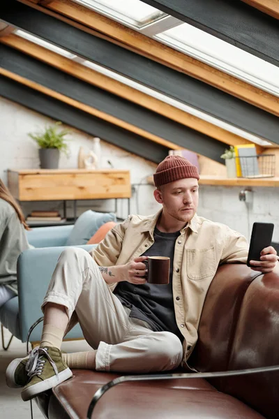Junger Erholsamer Geschäftsmann Freizeitkleidung Der Sms Ins Handy Schreibt Und — Stockfoto