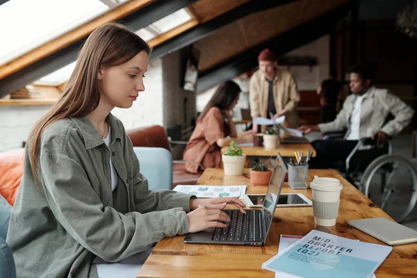 Zijaanzicht Van Jonge Serieuze Vrouwelijke Accountant Makelaar Typen Laptop Toetsenbord — Stockfoto