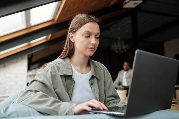 Jonge Vrouwelijke Chief Executive Officer Zoek Naar Laptop Scherm Terwijl — Stockfoto
