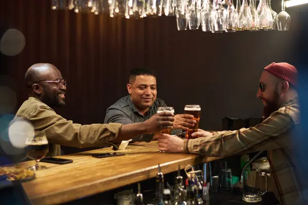 Dois Homens Interculturais Felizes Tomando Copos Cerveja Fresca Mãos Barman — Fotografia de Stock