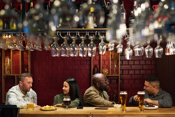 Fila Jovens Interculturais Sentados Longo Balcão Bar Com Copos Bebidas — Fotografia de Stock