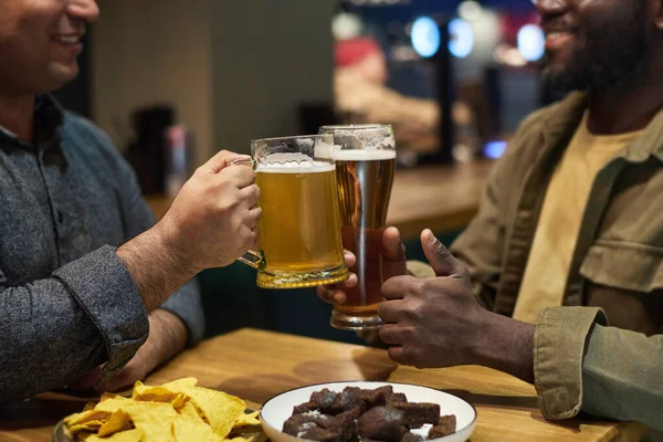 Mãos Homens Interculturais Jovens Clinking Com Vidro Caneca Cerveja Fresca — Fotografia de Stock