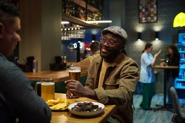 Felice Giovane Uomo Afroamericano Con Bicchiere Birra Fresca Parlare Con — Foto Stock