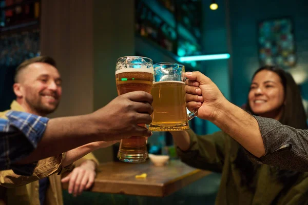 Concentre Mãos Amigos Interculturais Com Copos Canecas Cerveja Refrescante Enquanto — Fotografia de Stock