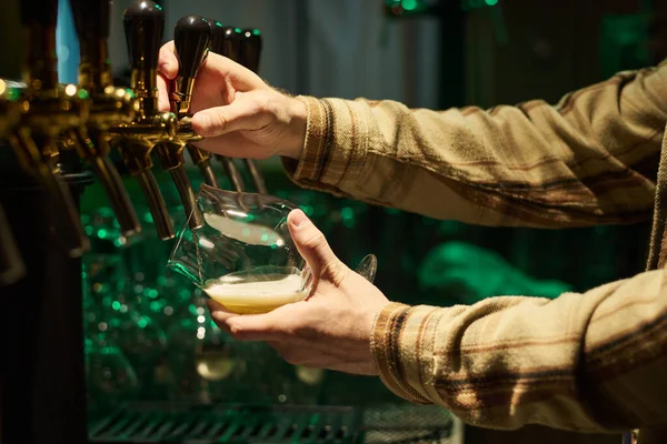 Mãos Barman Camisa Quadriculada Derramando Cerveja Lager Fresca Vidro Enquanto — Fotografia de Stock
