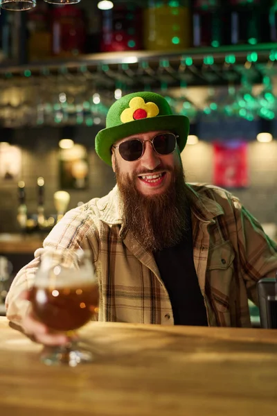 Barman Barbudo Alegre Gafas Sol Camisa Cuadros Sombrero Verde Tradicional —  Fotos de Stock