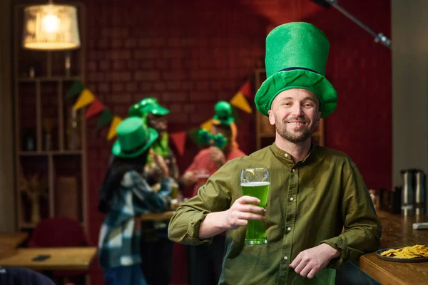 Glücklicher Junger Mann Mit Einem Glas Grünem Bier Der Tresen — Stockfoto