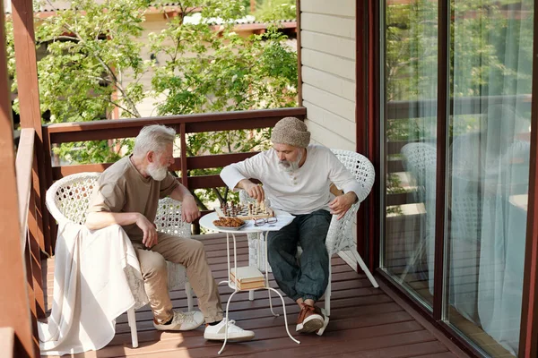 Dois Velhos Amigos Sexo Masculino Com Barbas Brancas Jogando Xadrez — Fotografia de Stock