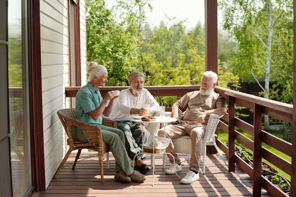 Grupo Homens Mulheres Seniores Casualwear Sentado Mesa Terraço Casa Repouso — Fotografia de Stock