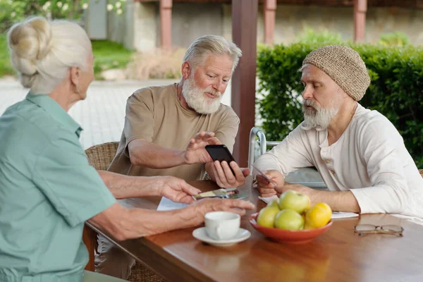 Homem Barba Envelhecido Mostrando Fotos Sua Família Smartphone Para Pacientes — Fotografia de Stock