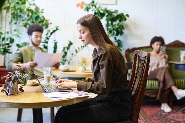 Jovem Freelancer Sério Solopreneur Sentado Café Frente Laptop Digitando Uma — Fotografia de Stock