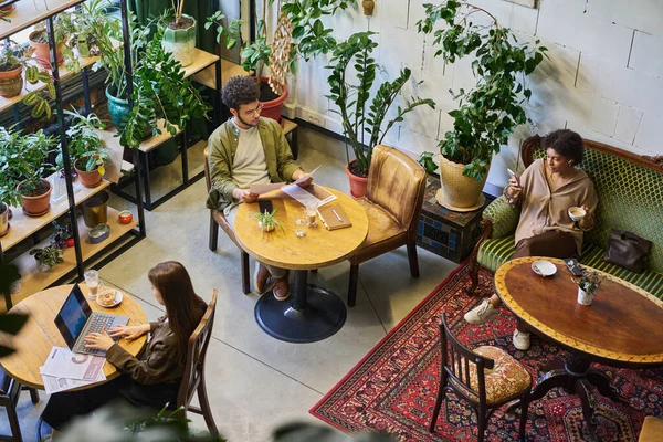 Groep Jonge Interculturele Analisten Makelaars Die Café Werken Terwijl Aan — Stockfoto