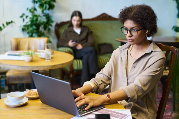 Jonge Serieuze Vrouwelijke Student Analist Bril Kijken Naar Laptop Scherm — Stockfoto