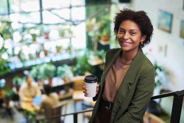 Jovem Mulher Negócios Afro Americana Sorridente Com Xícara Café Olhando — Fotografia de Stock