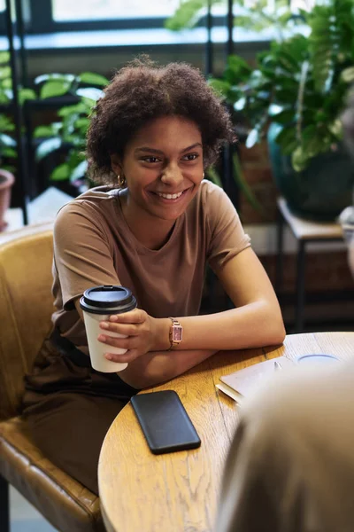 Menina Afro Americana Feliz Com Xícara Café Olhando Para Namorado — Fotografia de Stock