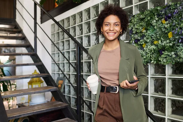 Unga Leende Afroamerikanska Affärskvinna Formalwear Hålla Kopp Kaffe När Står — Stockfoto