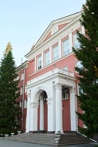 Fassade Mit Säulen Des Historischen Vierstöckigen Gebäudes Klassischen Stil Das — Stockfoto