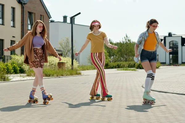 Drie Actieve Tienermeisjes Casualwear Schaatsen Rollers Stedelijke Omgeving Genieten Van — Stockfoto