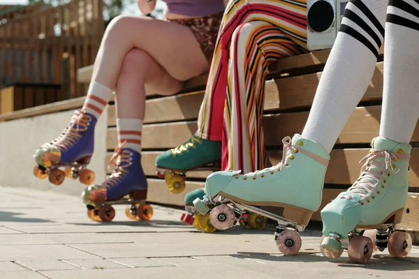 화창한 주말에 환경에서 벤치에 스케이트에 청소년의 — 스톡 사진