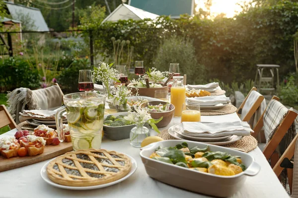 Stół Serwowany Różnych Domowych Potraw Napojów Rodzinny Obiad Stojący Przed — Zdjęcie stockowe