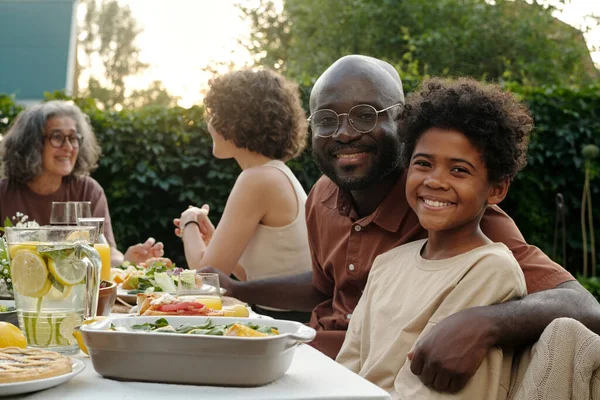 Happy Young African American Father Cute Son Sitting Table Homemade — Stock Photo, Image