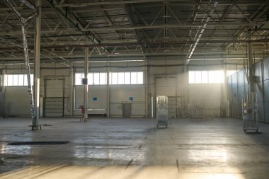 Dev makineler, ekipmanlar ve yedek parça üreten büyük modern sanayi fabrikasının bir parçası olarak geniş bir atölye veya depo.