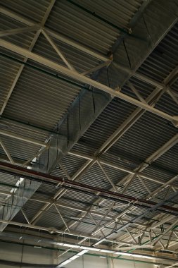 Geniş bir deponun tavanı ya da modern endüstriyel fabrikanın depolama odası veya gri renkli metalik yapılar tarafından temsil edilen fabrika.