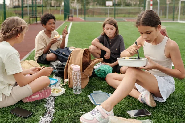 Skupina Hladových Mezikulturních Školáků Obědvá Stadionu Nebo Fotbalovém Hřišti Společně — Stock fotografie