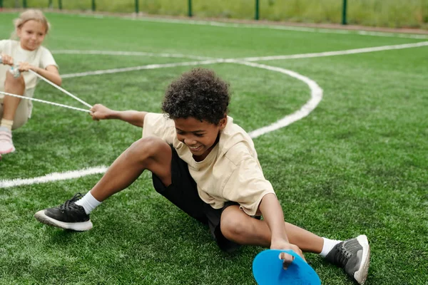 Iloinen Afrikkalainen Amerikkalainen Koulupoika Vetämällä Köyttä Vastustavat Luokkatoveri Urheilukilpailun Aikana — kuvapankkivalokuva