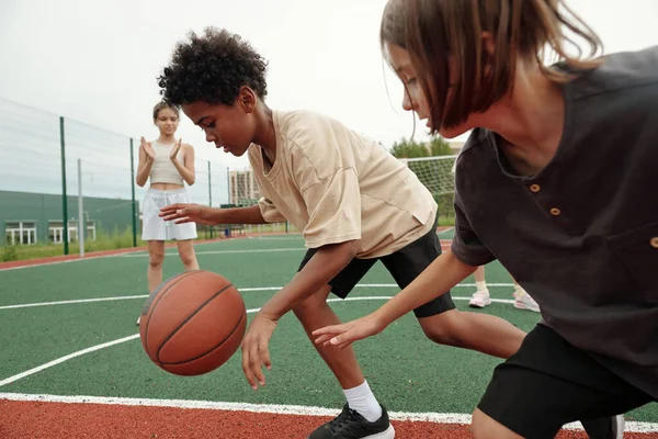 Αφρο Αμερικάνος Σχολιαρόπαιδο Activewear Dribbling Ball Ενώ Τρέχει Μπροστά Από — Φωτογραφία Αρχείου