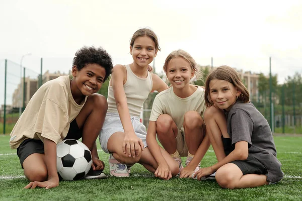 Equipo Cuatro Amigos Activos Jugadores Fútbol Mirando Cámara Con Sonrisas — Foto de Stock