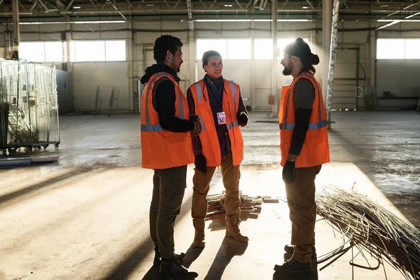 Grupo Tres Jóvenes Constructores Interculturales Ropa Trabajo Que Discuten Los —  Fotos de Stock