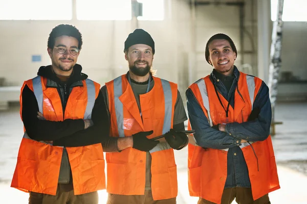 Tres Jóvenes Ingenieros Exitosos Fábrica Industrial Trabajadores Almacén Chalecos Seguridad —  Fotos de Stock