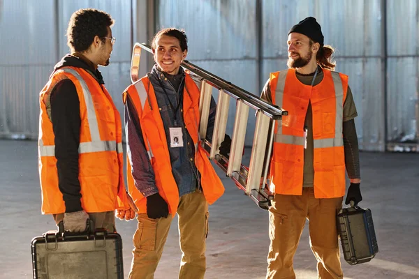 Tres Jóvenes Hombres Interculturales Chaquetas Fluorescentes Protectoras Discutiendo Puntos Trabajo —  Fotos de Stock