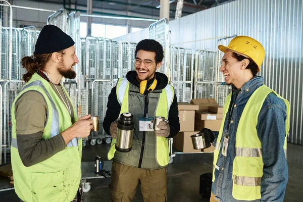 Tres Jóvenes Ingenieros Alegres Ropa Trabajo Mirándose Mientras Discuten Algo —  Fotos de Stock