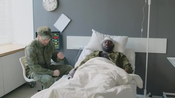 Joven Soldado Caucásico Adulto Visitando Amigo Afroamericano Herido Hospital Militar — Vídeos de Stock