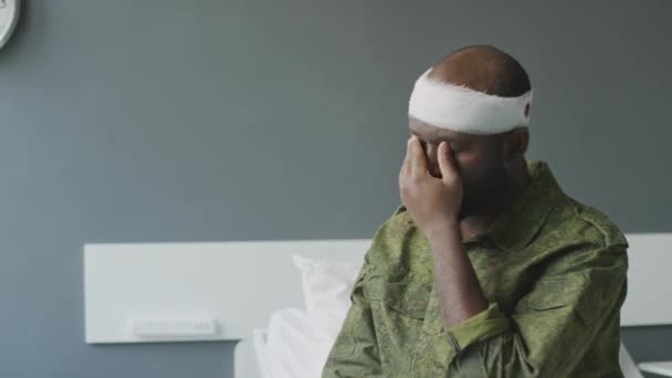 Panning Tiro Homem Militar Afro Americano Com Lesão Cabeça Sentado — Vídeo de Stock