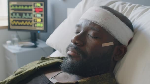 Askeri Hastanede Yatağında Kamuflaj Giysileri Giymiş Yüzü Sakallı Baygın Afro — Stok video